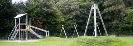 Spielplatz mit Kletterturm und Schaukel. 
